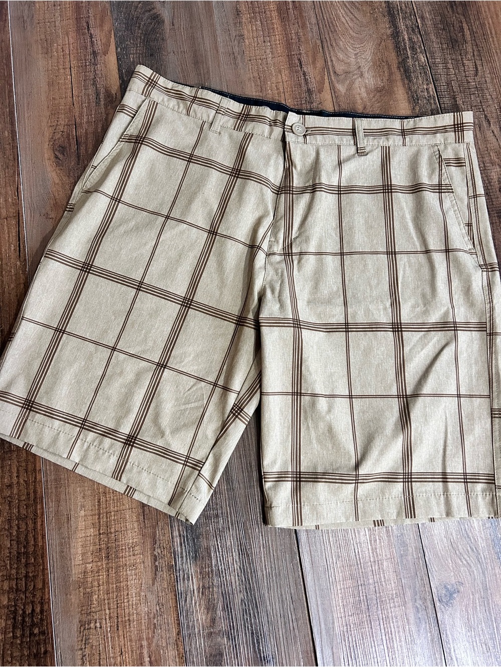OP Men's Beige plaid Flat-Front Shorts. Sz 38
